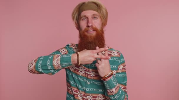 手でハッシュタグのシンボルを示すパターンシャツの陽気なヒッピーの赤毛の男は インターネットのオンライン傾向に従うためにタグ付けされたメッセージ人気のウイルスコンテンツのサインが好きです ヒップスターひげ男上のピンクの背景 — ストック動画