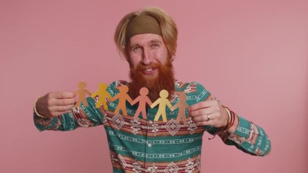 Хиппи Рыжеволосый Бородатый Мужчина Показывает Многорасовые Различные Цвета Кожи Человека — стоковое видео