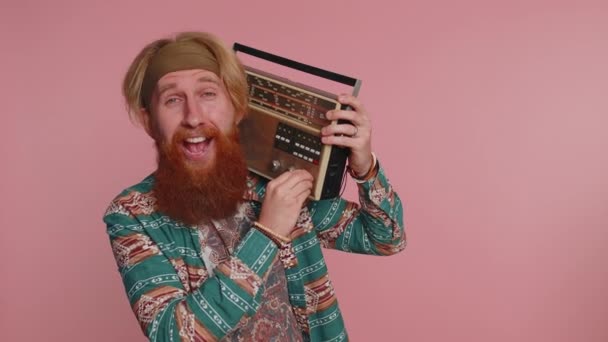 Hombre Pelirrojo Hippie Utilizando Retro Reproductor Discos Para Escuchar Música — Vídeos de Stock