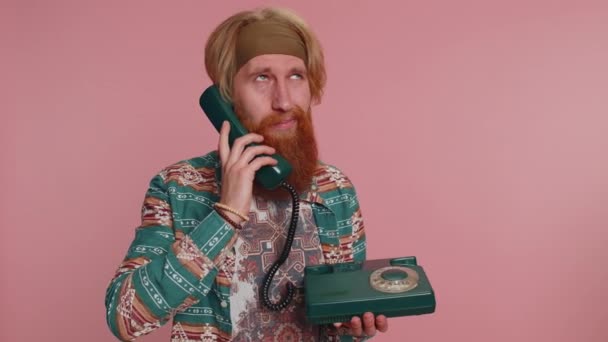 Rambut Merah Hippie Gila Berjenggot Pria Dalam Pola Kemeja Berbicara — Stok Video