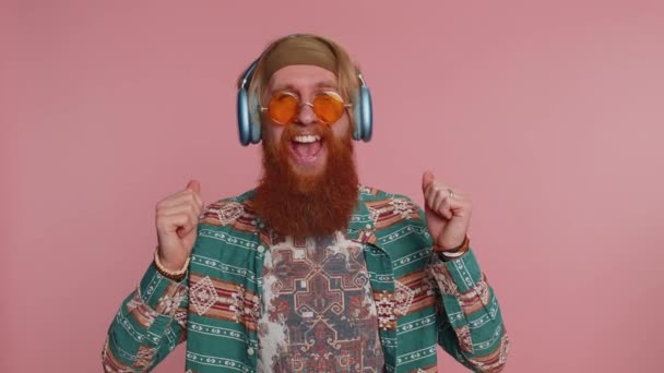 Hippie Pelirroja Barbudo Hombre Patrón Camisa Escuchando Música Bailando Disco — Vídeos de Stock