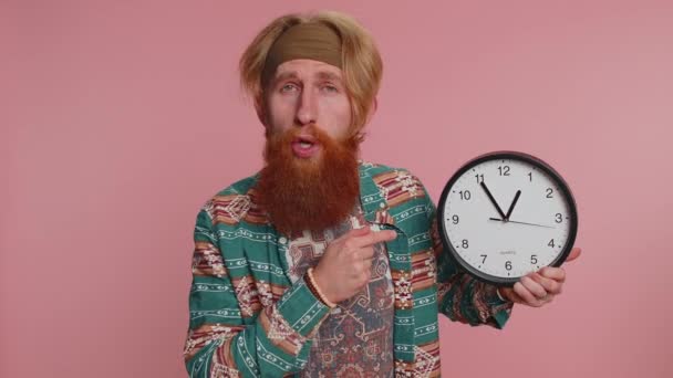 Ini Adalah Waktu Anda Potret Pria Berjenggot Hippie Muda Dalam — Stok Video