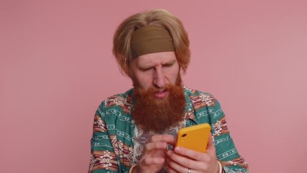 Hombre Hippie Barbudo Con Camisa Patrón Usa Navegación Por Escritura — Vídeos de Stock