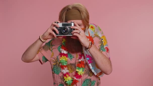 Szczęśliwy Młody Brodaty Mężczyzna Fotograf Turystyczny Okularach Przeciwsłonecznych Robienie Zdjęć — Wideo stockowe