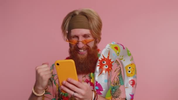 Χαρούμενος Νεαρός Τουρίστας Hippie Άνθρωπος Αποσκευές Γυαλιά Ηλίου Smartphone Γιορτάζει — Αρχείο Βίντεο