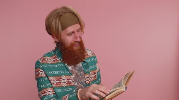 Hippie Rudy Brodaty Mężczyzna Wzorze Koszuli Czyta Zabawne Ciekawe Bajki — Wideo stockowe