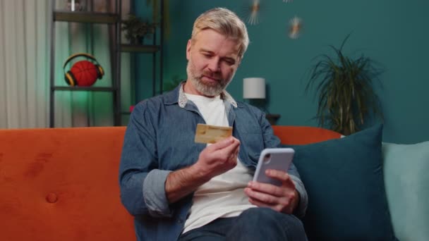Middelbare Leeftijd Oude Man Met Behulp Van Creditcard Smartphone Tijdens — Stockvideo