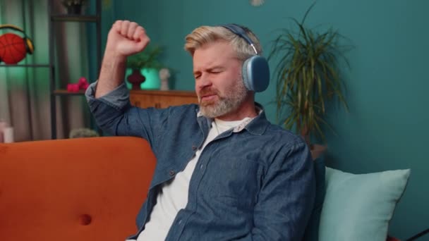 Ευτυχισμένος Περιχαρής Μεσήλικας Γενειοφόρος Άνδρας Ασύρματα Ακουστικά Χαλαρώνοντας Κάθεται Στον — Αρχείο Βίντεο