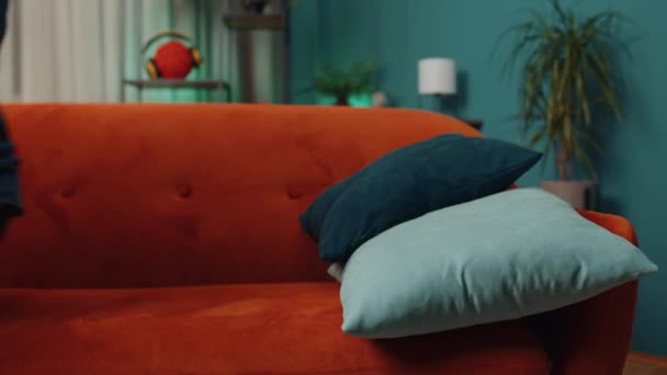 Lelah Setengah Baya Laki Laki Berbaring Tempat Tidur Beristirahat Rumah — Stok Video