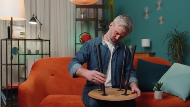 Mutlu Sakallı Adam Evde Mobilya Montajını Bitiriyor Başarılı Masa Tahsilatı — Stok video