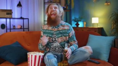 Heyecanlı sakallı hippi genç adam kanepede oturup patlamış mısır yiyor ve evde ilginç TV dizileri, spor oyunları, filmler, çevrimiçi sosyal medya filmi içerikleri izliyor. Akşam eğlencesine çıkan adam
