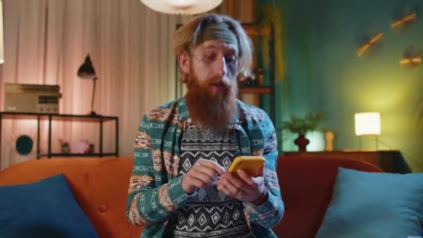 Hippie Ruda Człowiek Używać Mobilny Smartfon Wpisując Przeglądanie Powiedzieć Wow — Wideo stockowe