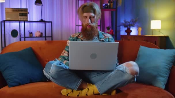 Flot Hippie Skægget Mand Freelancer Derhjemme Nat Værelse Sidder Sofaen – Stock-video