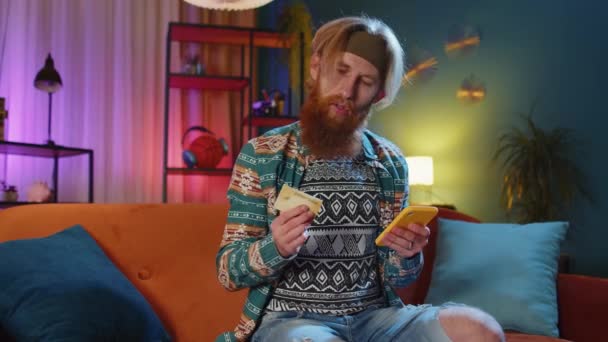 Bearded Hippie Mand Ved Hjælp Kreditkort Smartphone Mens Overføre Penge – Stock-video