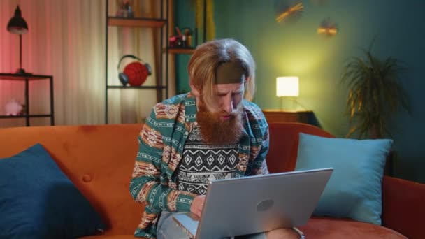 Nemulțumit Hippie Barbă Folosi Laptop Tastarea Navigare Lucru Pierde Devenind — Videoclip de stoc