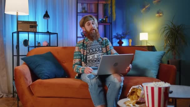 Homme Rousse Hippie Barbu Assis Sur Canapé Regardant Caméra Faire — Video