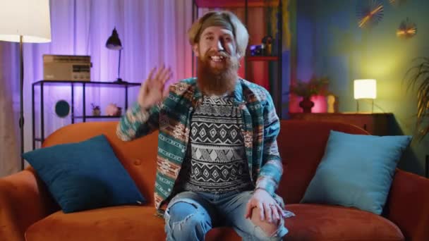 Homme Rousse Hippie Barbu Maison Canapé Souriant Amical Caméra Agitant — Video