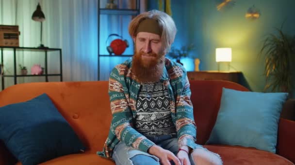 Homem Hippie Solitário Triste Que Senta Casa Olha Pensativo Sobre — Vídeo de Stock