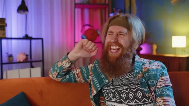 Ευτυχισμένη Ηρεμία Γενειοφόρος Hippie Κοκκινομάλλης Άντρας Στο Σπίτι Καναπέ Χαμογελώντας — Αρχείο Βίντεο