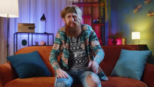 Che Succede Come Mai Barbuto Hippie Uomo Alzando Mani Espressione — Video Stock