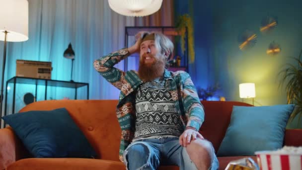 Misfornøyd Hippie Rødhåret Mann Sofaen Hjemme Som Gnir Mot Templer – stockvideo