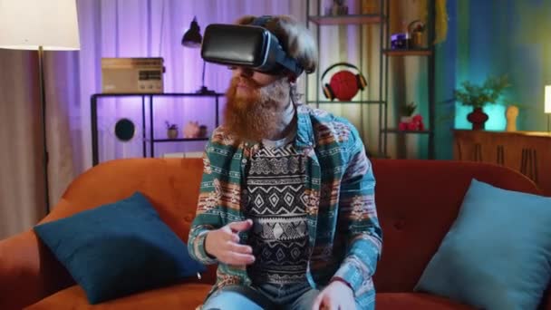 Man Using Virtual Reality Futuristic Technology App Headset Helm Play — Αρχείο Βίντεο