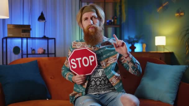 Skäggig Hippie Rödhårig Man Hemma Soffa Säger Inget Grepp Visar — Stockvideo