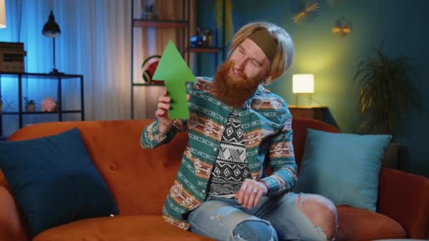 Glücklicher Junger Hippie Mann Hause Couch Gewinner Mit Pfeilschild Das — Stockvideo
