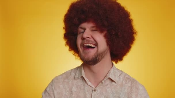 Çekici Afro Saç Stili Saçı Olan Neşeli Mutlu Bir Adam — Stok video