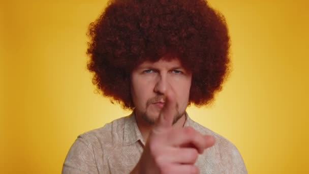 Sessiz Olun Lütfen Saçları Gür Sakallı Bir Adamın Portresi Parmaklarını — Stok video