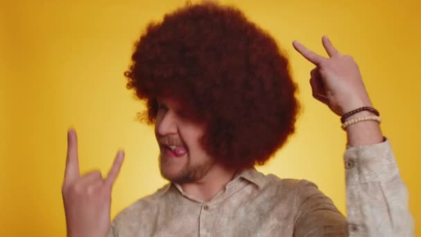 Rock Roll Überglücklich Entzückter Mann Mit Afro Frisur Handbewegung Cooles — Stockvideo