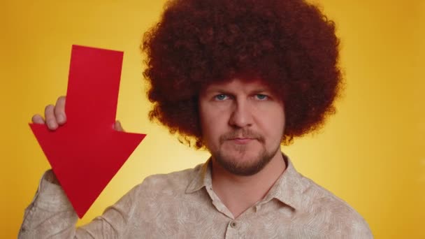 Upset Man Afro Hairstyle Showing Red Arrow Pointing Concept Downgrade — Stock Video