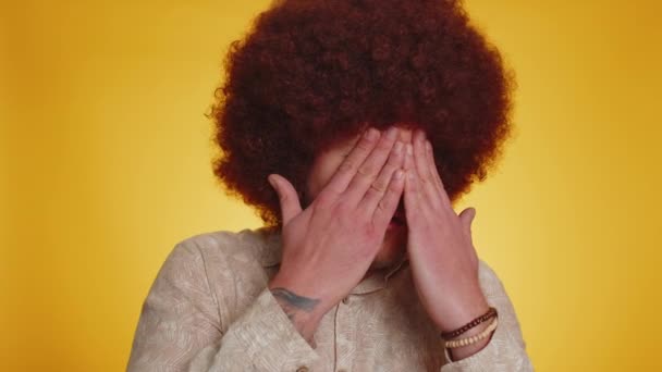 Nechci Dívat Příšero Vousatý Muž Bujnou Afro Účes Účes Zavírající — Stock video