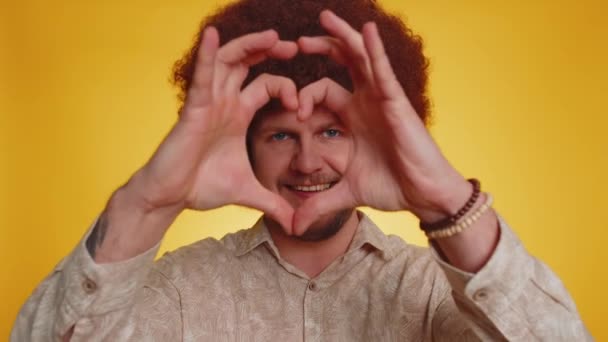 Forelsket Mand Smilende Mand Med Frodige Afro Frisure Coiffure Gør – Stock-video