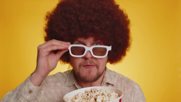 兴奋的大胡子男人 留着黑发 吃爆米花 看有趣的电视连续剧 体育游戏 在线社交媒体电影内容 戴3D眼镜的嬉皮士 享受家庭娱乐 — 图库视频影像