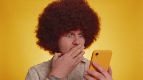 Bearded Man Med Frodig Afro Frisyr Coiffure Använda Mobiltelefon Skriva — Stockvideo