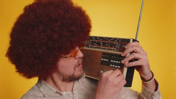 Hombre Con Peinado Afro Utilizando Retro Reproductor Cintas Para Escuchar — Vídeo de stock