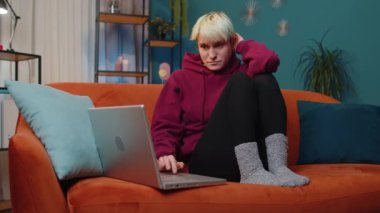 Aman Tanrım. Vay canına. Şaşırmış bir kadın dizüstü bilgisayar kullanıyor, iyi haber mesajı alıyor, ani zaferle şok oluyor, galibiyeti kutluyor, piyango ikramiyesini kutluyor, evden online alışveriş yapıyor. Yaşam tarzı teknolojileri