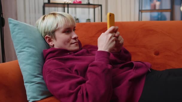 Mladá Žena Krátkými Blond Vlasy Ležící Pohovce Používá Mobilní Telefon — Stock video