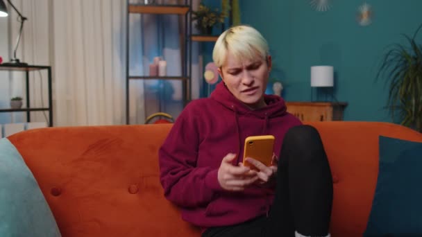 Smutna Kobieta Krótkimi Blond Włosami Używa Smartfona Wpisując Przeglądanie Traci — Wideo stockowe