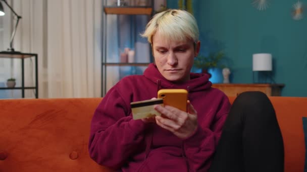 Młoda Kobieta Krótkimi Włosami Przy Użyciu Karty Kredytowej Smartfona Podczas — Wideo stockowe