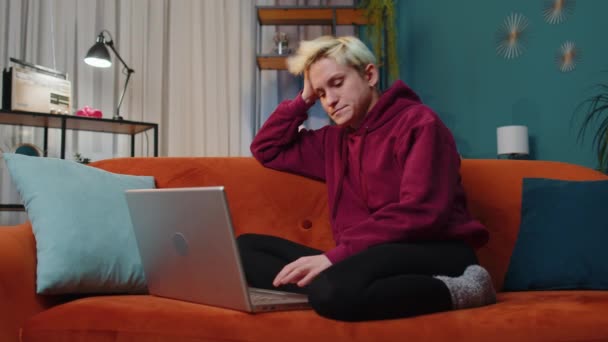 Trött Ung Blond Kvinna Frilansare Använder Laptop Lider Huvudvärk Spänningar — Stockvideo