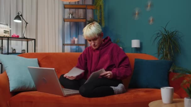 Een Gestresste Vrouw Met Kort Blond Haar Huiskamer Kijkend Naar — Stockvideo