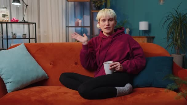 Jonge Vrouw Met Kort Blond Haar Glimlachend Vriendelijk Voor Camera — Stockvideo