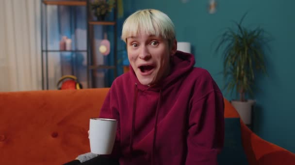 Doamne Wow Femeie Surprinsă Părul Blond Scurt Canapeaua Acasă Șocată — Videoclip de stoc