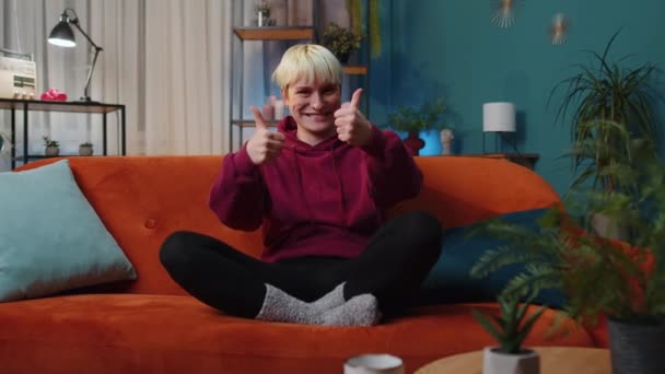 Przykład Szczęśliwa Kobieta Krótkimi Włosami Patrząca Aprobatą Aparat Pokazujący Kciuki — Wideo stockowe
