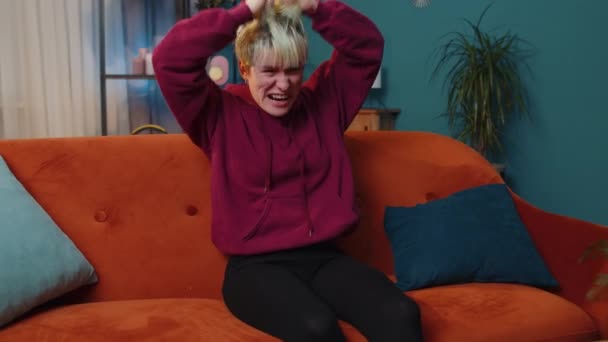 Bang Vrouw Met Kort Blond Haar Schreeuwt Van Stress Spanning — Stockvideo