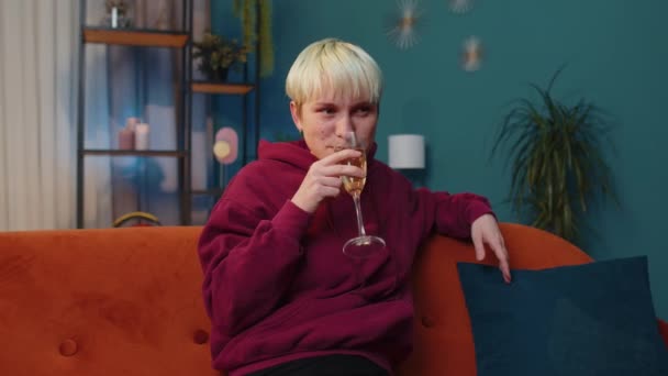 Радісна Жінка Коротким Волоссям Тримає Келих Шампанського Веселого Пиття Святкує — стокове відео