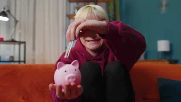 Kısa Sarı Saçlı Kumbaralı Bir Dolarlık Banknot Koyan Bir Kadın — Stok video