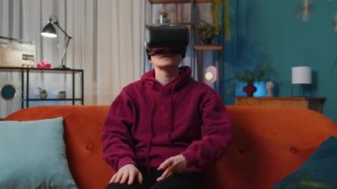 Sanal gerçeklik teknolojisi kullanan VR uygulama başlık simülasyonu 3D 360 video oyunu simülasyonu yapan bir kadın. Kanepede oturan gözlüklü kız. Geçiş yakınlaştırma etkisi